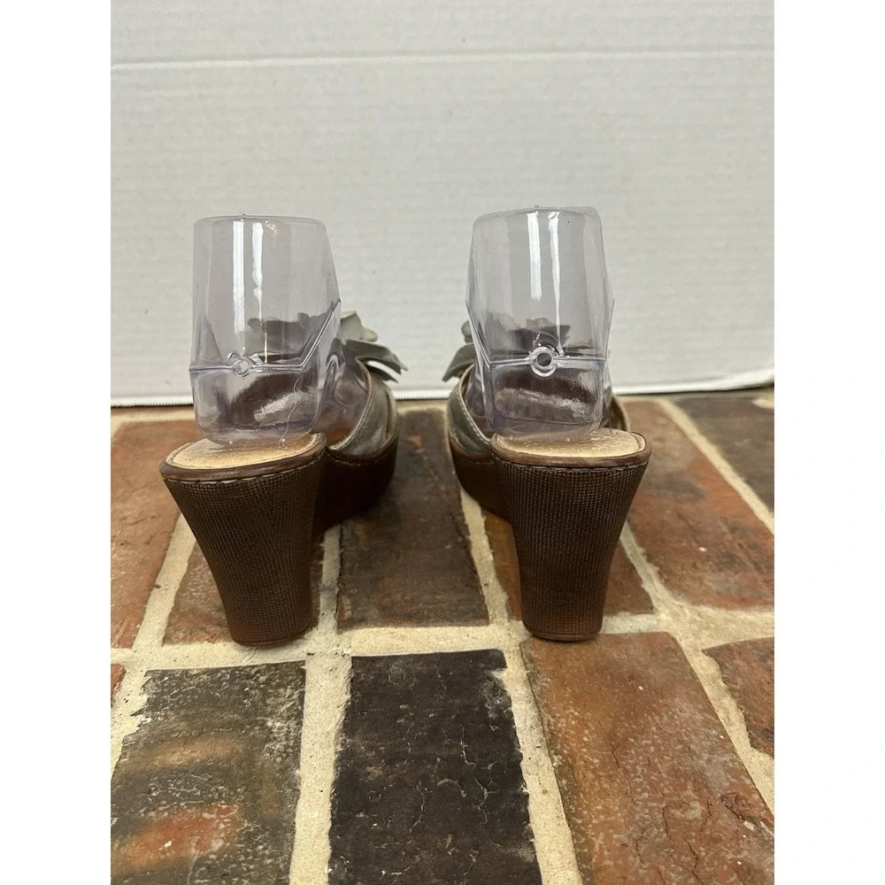 BORN‎ Metallic Gold Leather Wedge Heels Sandals Flower Slide Open Toe Women's 8